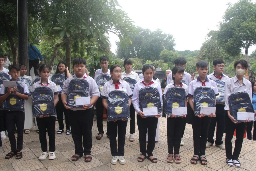 Tặng quà cho học sinh vượt khó.