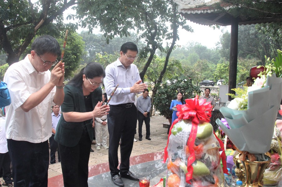 Lãnh đạo Bộ GD&ĐT, Công đoàn Giáo dục Việt Nam và Sở GD&ĐT tỉnh Tây Ninh dâng hương tưởng nhớ các chiến sĩ giáo dục đã hi sinh. Lãnh đạo Bộ GD&ĐT, Công đoàn Giáo dục Việt Nam và Sở GD&ĐT tỉnh Tây Ninh dâng hương tưởng nhớ các chiến sĩ giáo dục đã hi sinh.