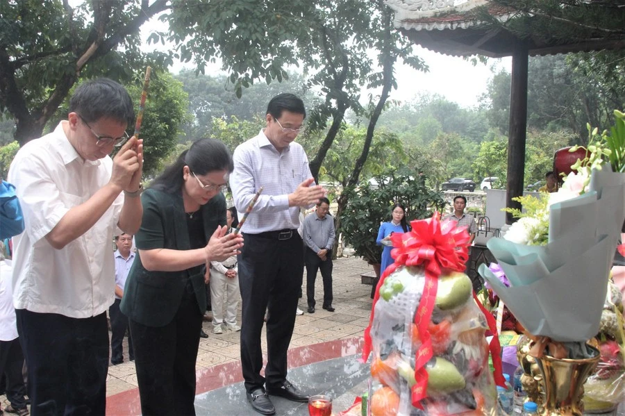 Lãnh đạo Bộ GD&amp;ĐT, Công đoàn Giáo dục Việt Nam và Sở GD&amp;ĐT tỉnh Tây Ninh dâng hương tưởng nhớ các chiến sĩ giáo dục đã hi sinh.