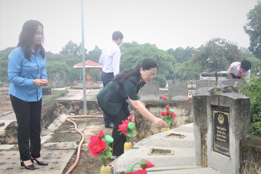 Thứ trưởng Nguyễn Thị Kim Chi thắp hương tại các phần mộ liệt sĩ. Thứ trưởng Nguyễn Thị Kim Chi thắp hương tại các phần mộ liệt sĩ.
