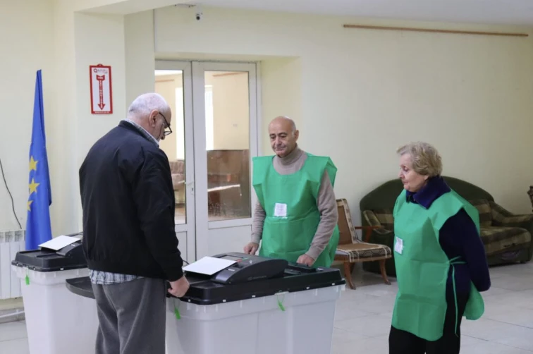 Một cử tri bỏ phiếu điện tử trong cuộc bầu cử địa phương tại Gruzia ngày 4 /10.