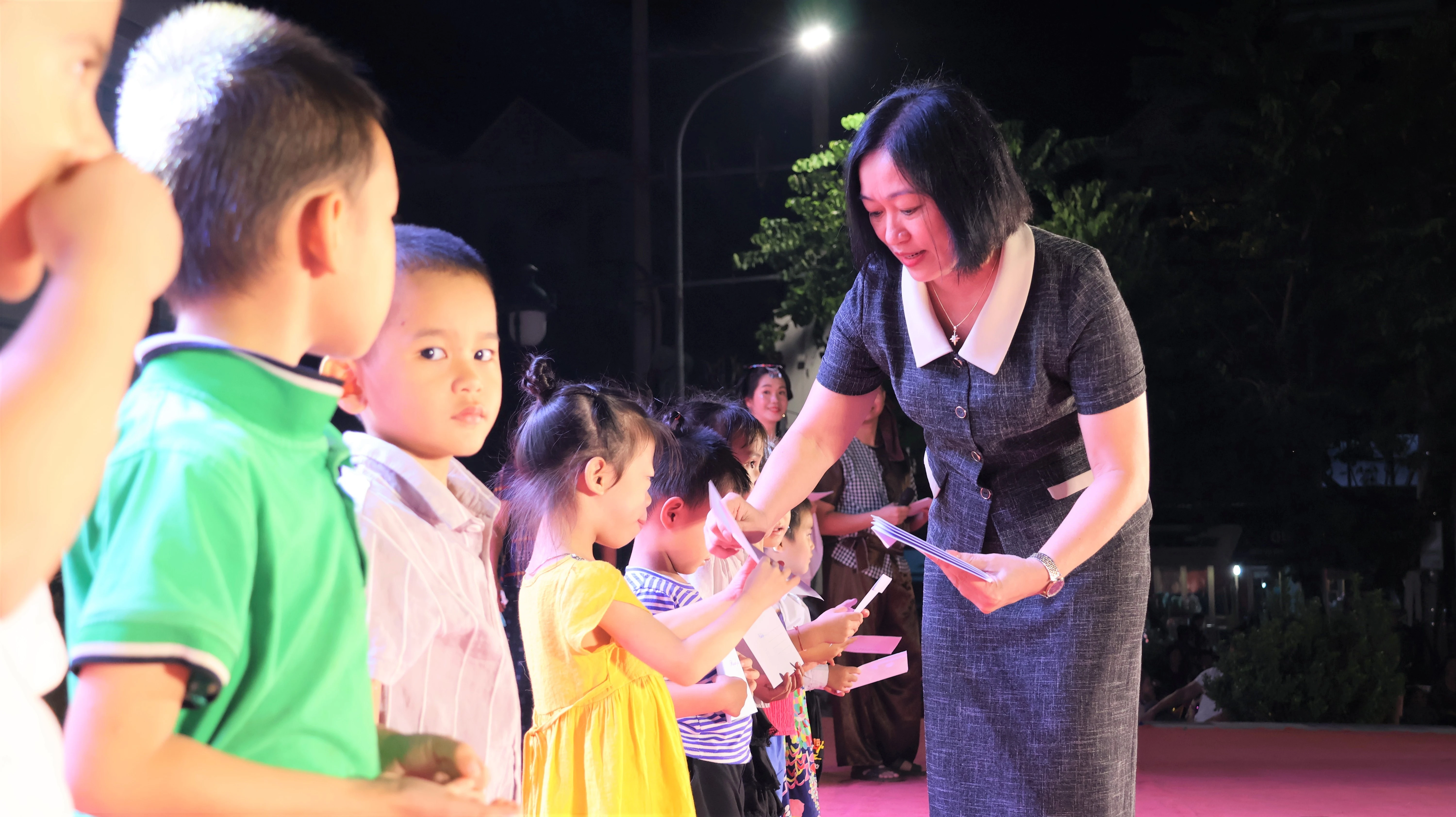 Lãnh đạo UBND xã Lục Yên trao quà cho các em học sinh có hoàn cảnh khó khăn.