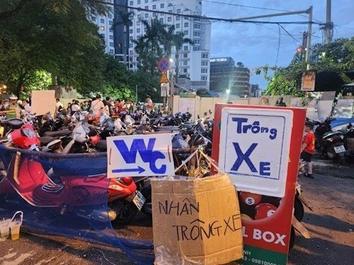 Dịch vụ trông xe, vệ sinh cũng nở rộ. Dịch vụ trông xe, vệ sinh cũng nở rộ.