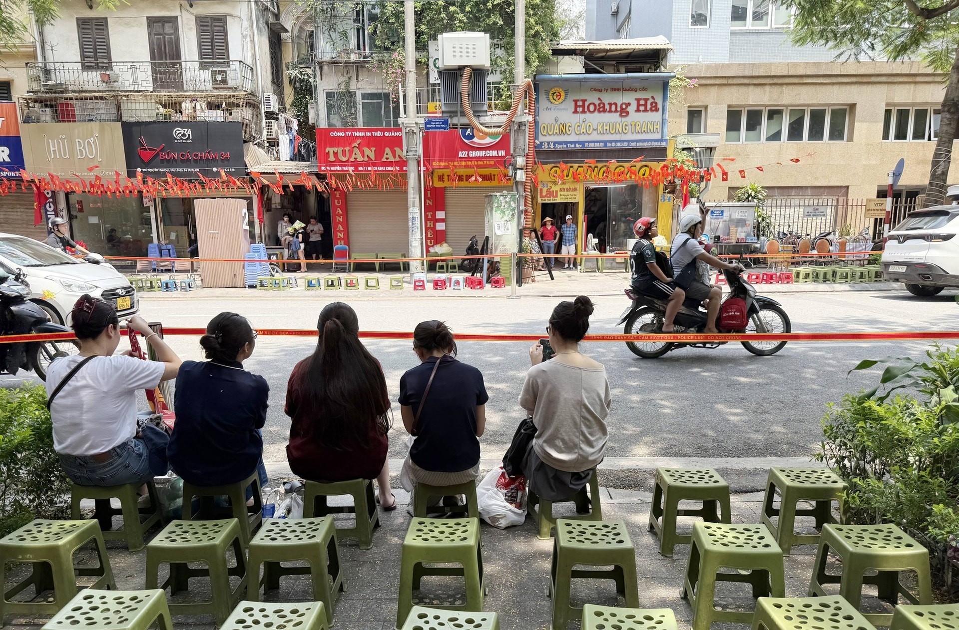 Nhiều quán cà phê bày ghế cho người dân đi xem duyệt binh thuê chỗ ngồi. Nhiều quán cà phê bày ghế cho người dân đi xem duyệt binh thuê chỗ ngồi.