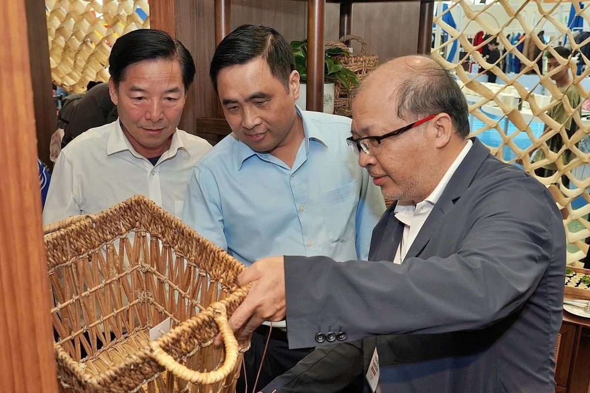 Thứ trưởng Nguyễn Quốc Trị tại không gian triển lãm gỗ và sản phẩm gỗ, thuộc khuôn khổ sự kiện A80.