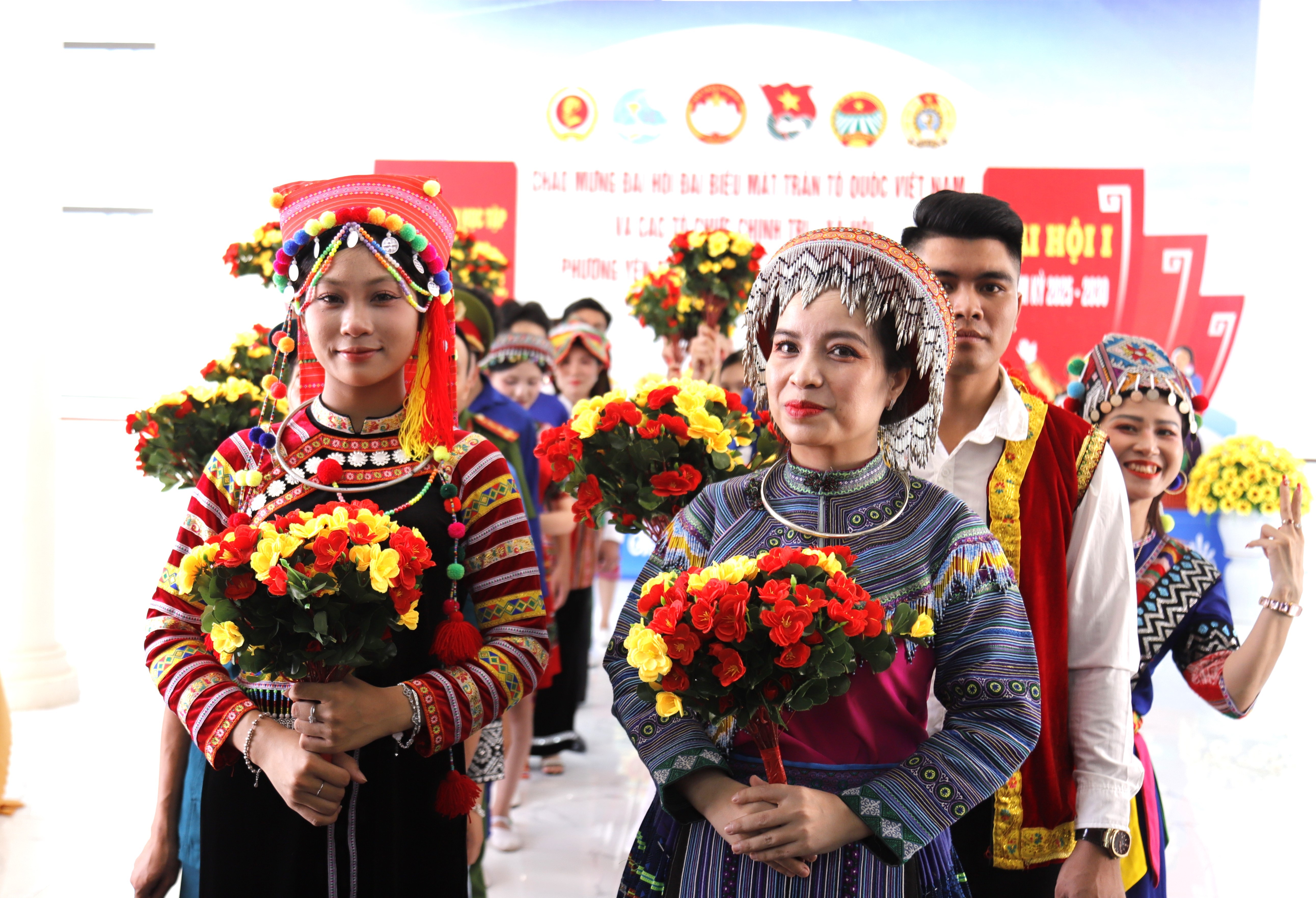 Các đại biểu tặng hoa chúc mừng đại hội. yb3.jpg