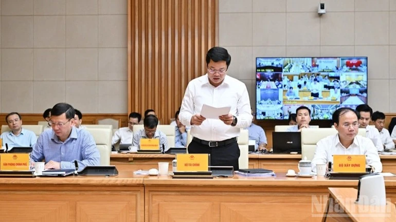 Lãnh đạo Bộ Tài chính báo cáo tại phiên họp.