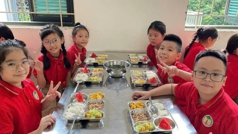 Giờ ăn trưa của học sinh Trường tiểu học Chất lượng cao Tràng An, phường Hoàn Kiếm, Hà Nội. dinhduonghocduong.jpg