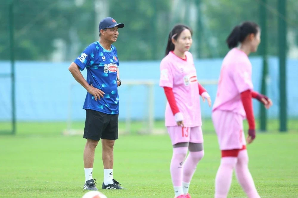 VFF - HLV Mai Đức Chung mong muốn các cầu thủ trẻ hòa nhập tốt.