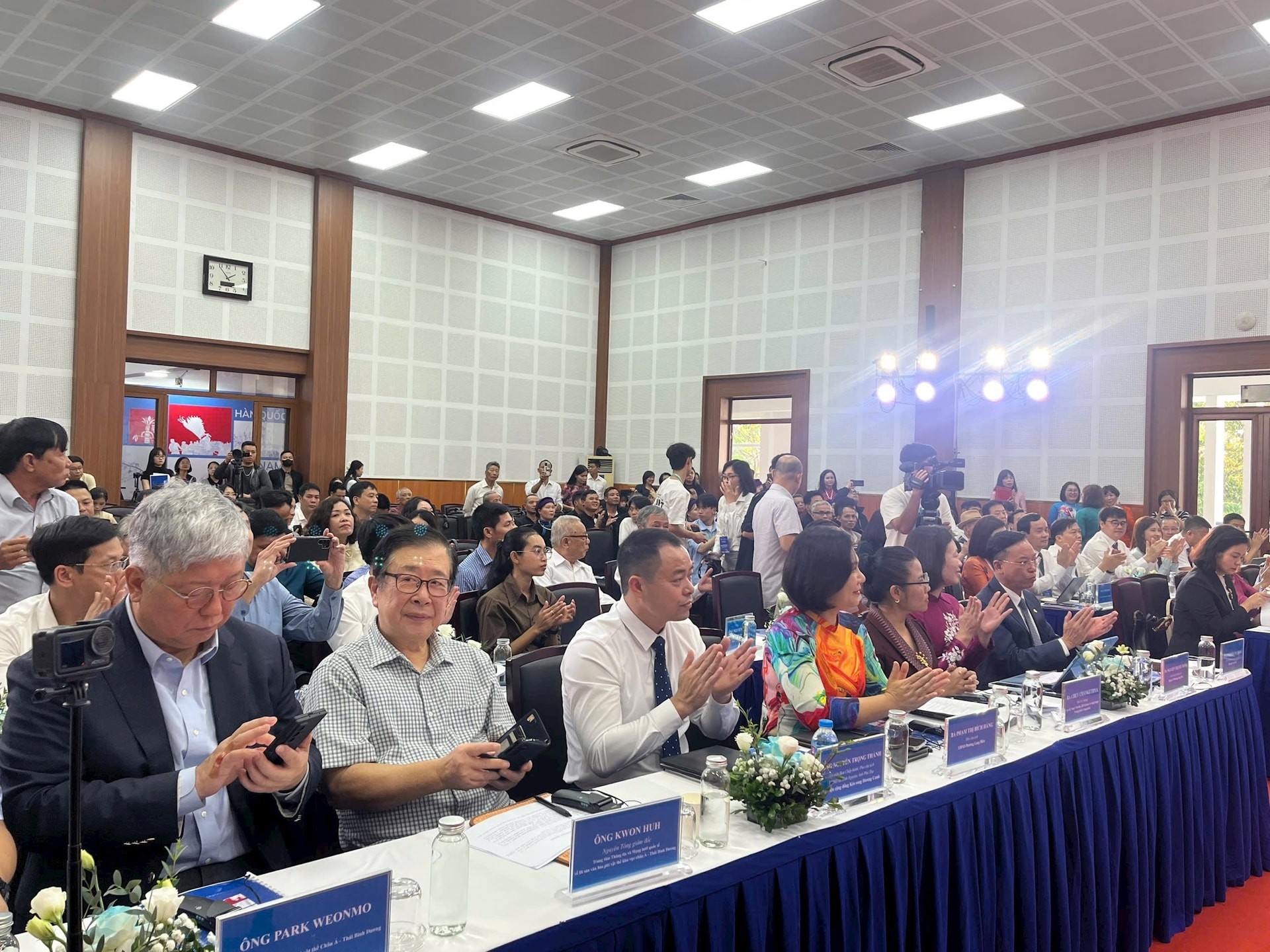 Các đại biểu tham dự hội thảo.