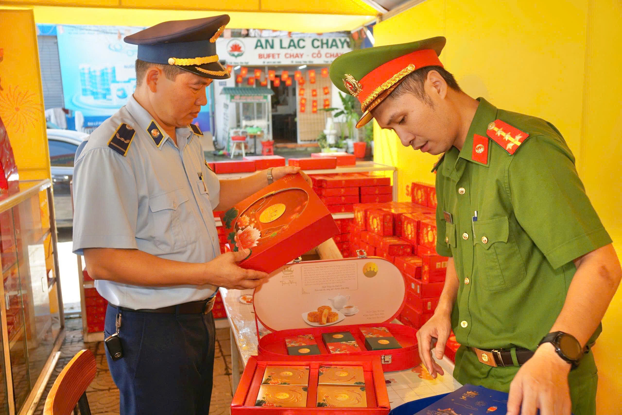 Lực lượng chức năng kiểm tra mặt hàng bánh kẹo tại siêu thị Thành Công, phường Lào Cai. 5.jpg