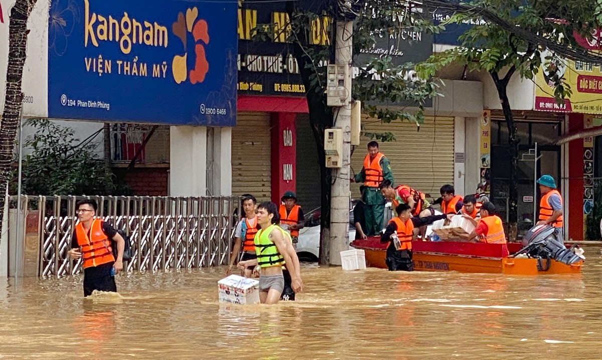 Nhiều đoàn thiện nguyện dầm mình trong nước để hỗ trợ người dân. ngap3.jpg