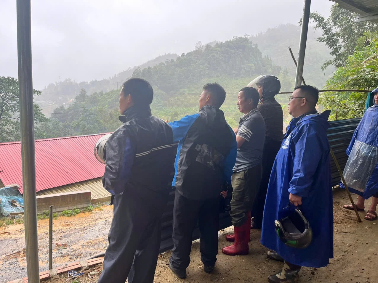 Lãnh đạo xã kiểm tra, đánh giá thiệt hại do mưa lũ gây ra.