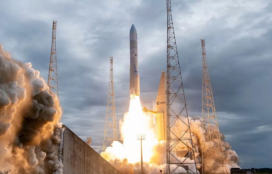 Tên lửa đẩy hạng nặng Ariane 6 của châu Âu được phóng vào quỹ đạo tại Guyane (Pháp). Tên lửa đẩy hạng nặng Ariane 6 của châu Âu được phóng vào quỹ đạo tại Guyane (Pháp).