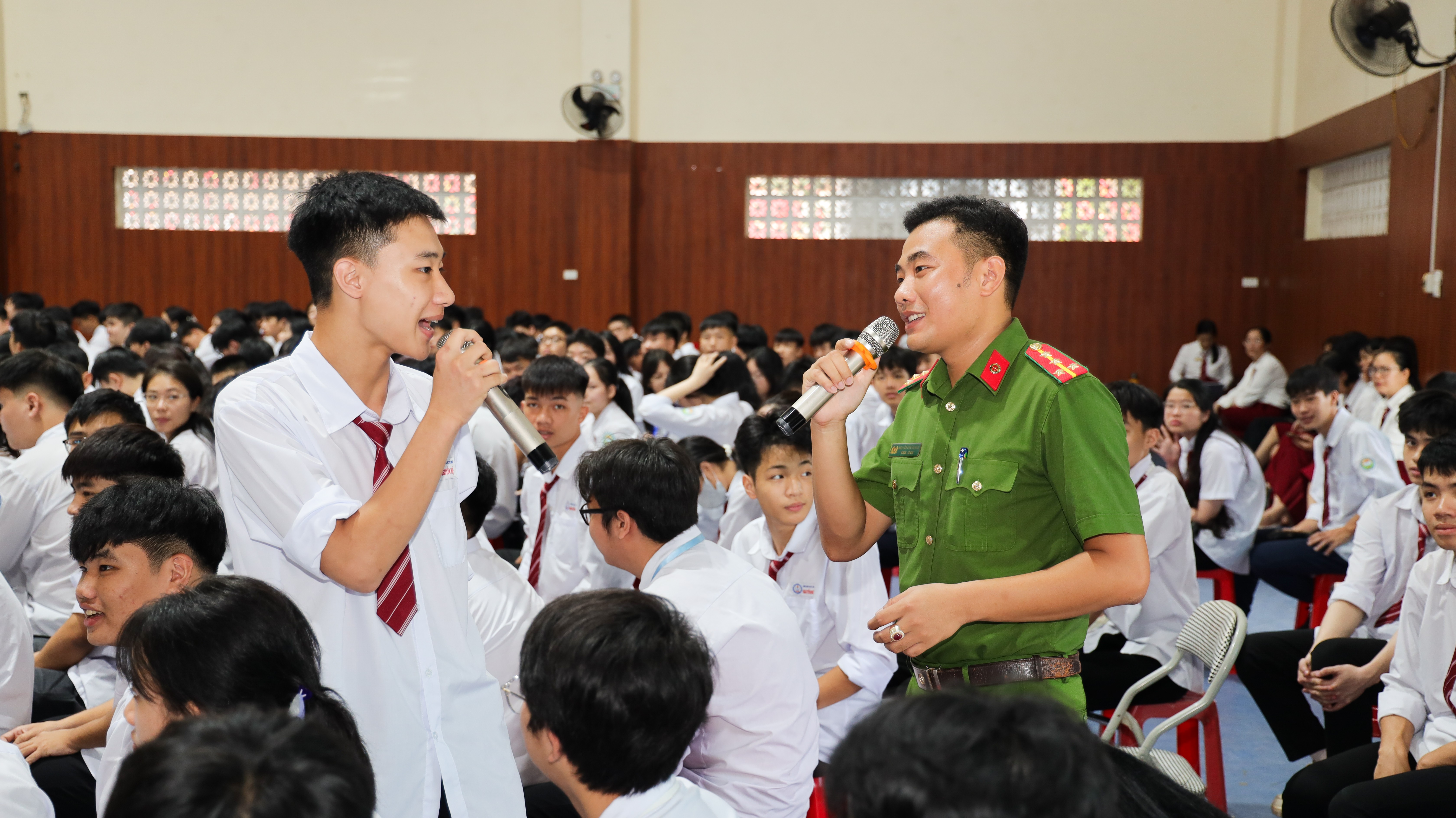 Đại úy Nguyễn Văn Quang - Công an phường Yên Bái giao lưu, hỏi đáp với học sinh về các tình huống thực tế liên quan đến phòng, chống ma túy và bạo lực học đường. anh-3.jpg