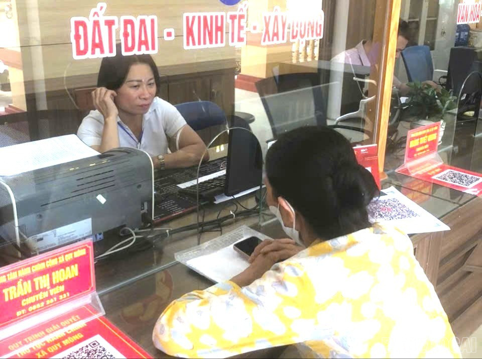 Người dân giải quyết thủ tục đất đai tại Trung tâm Phục vụ hành chính công xã Quy Mông. baolaocai-br_hccxaquymong.jpg