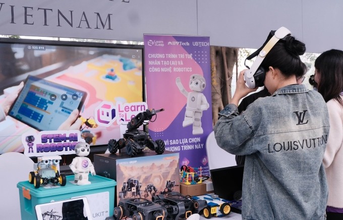 Các bạn trẻ trải nghiệm công nghệ giới thiệu tại phố đi bộ Hồ Hoàn Kiếm sáng 12/12.