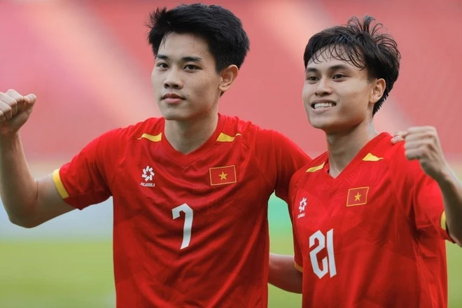 Đình Bắc (số 7) và Minh Phúc tạo nên bàn thắng thứ 2 cho Đội tuyển U22 Việt Nam.