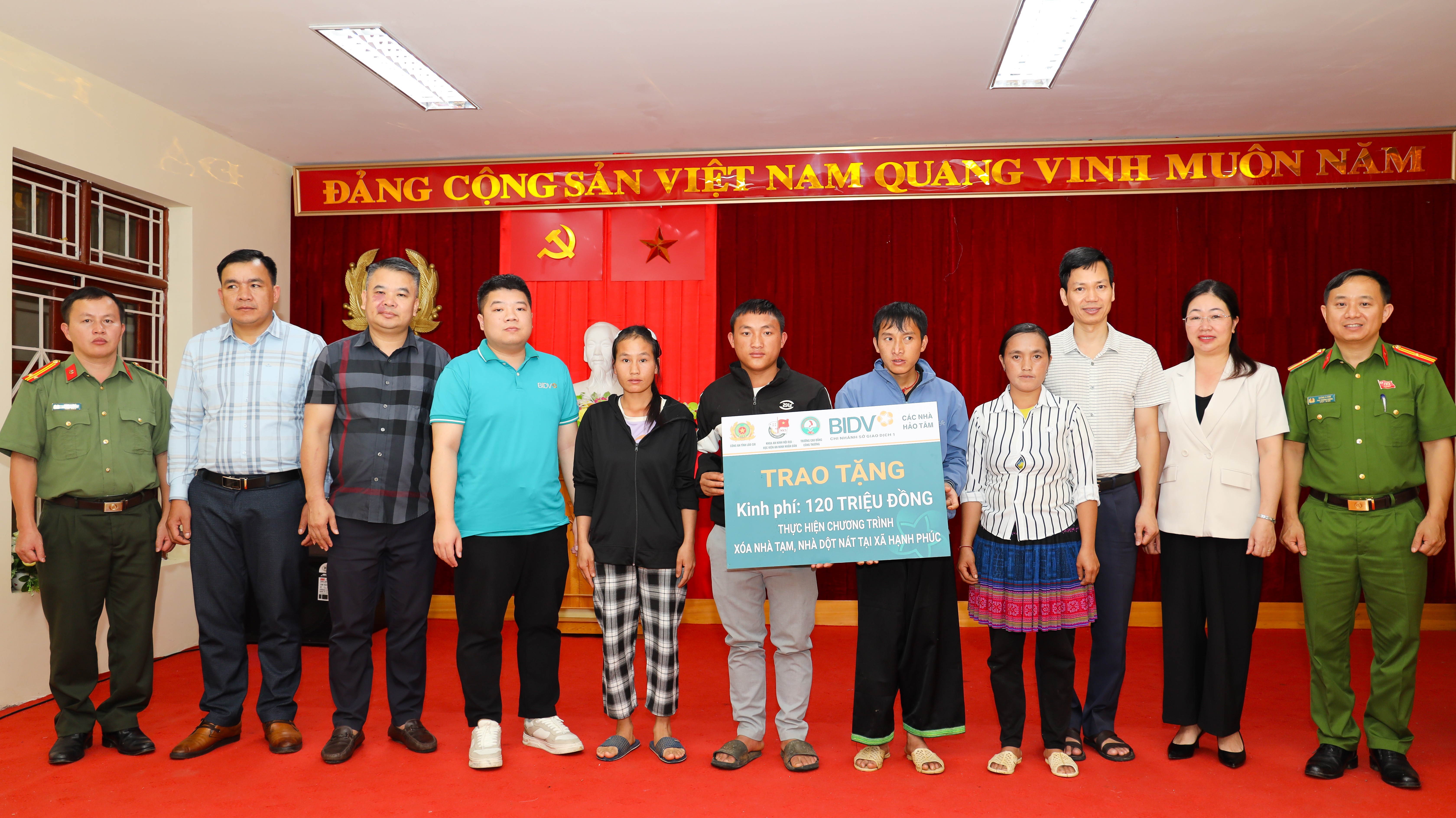 Đoàn công tác trao kinh phí hỗ trợ xoá nhà tạm, nhà dột nát cho 2 hộ gia đình tại xã Hạnh Phúc. hinh-7.jpg