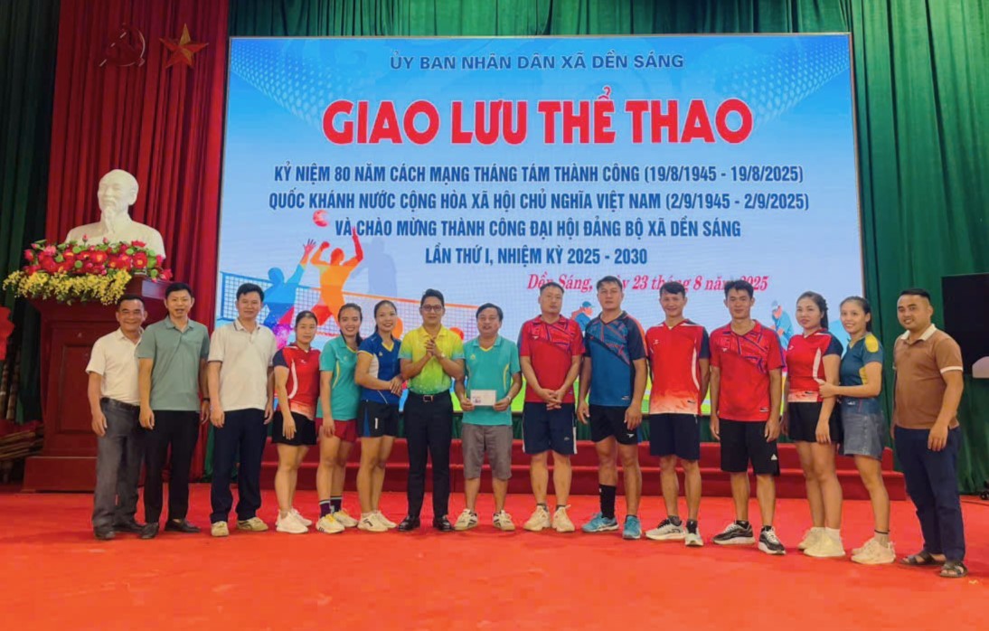 Trao giải Nhất nội dung Bóng chuyền hơi cho đội Trường PTDT BT Tiểu học Sàng Ma Sáo. 24-8densang6.jpg