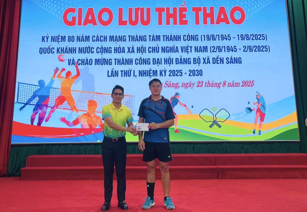 Trao giải Nhất nội dung Pickleball cho đôi VĐV trường PTDTBT THCS Sàng Ma Sáo. 24-8densang5.jpg