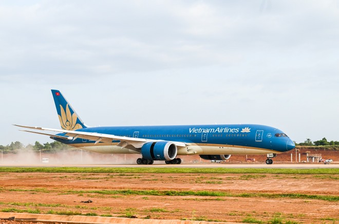 Chuyến bay hàng không dân dụng đầu tiên do Vietnam Airlines thực hiện đã hạ cánh thành công xuống Sân bay Long Thành.
