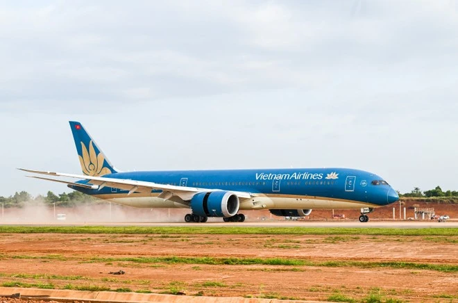 Chuyến bay hàng không dân dụng đầu tiên do Vietnam Airlines thực hiện đã hạ cánh thành công xuống Sân bay Long Thành.