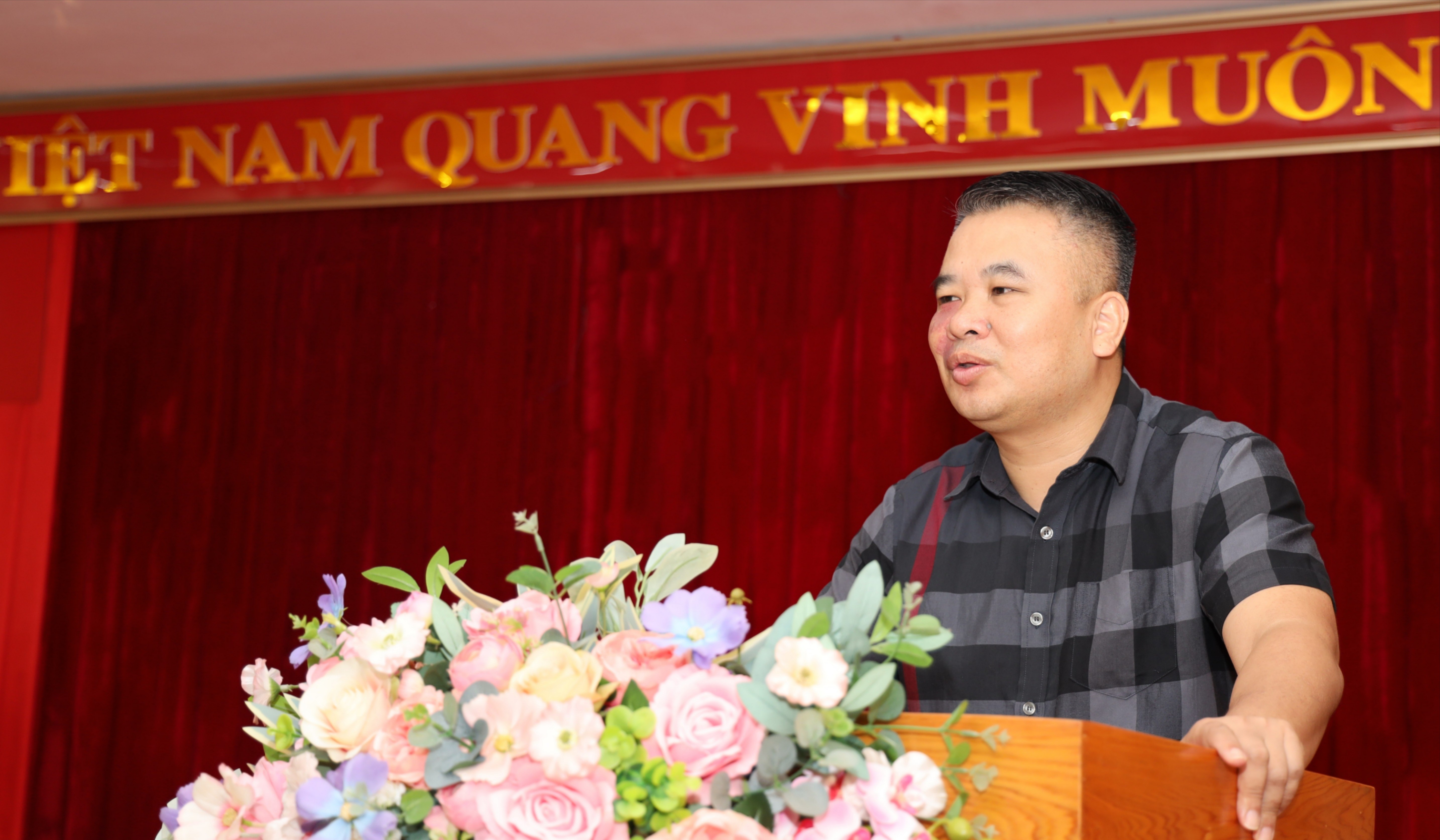Đồng chí Nguyễn Quang Hải - Phó Bí thư Đảng ủy, Chủ tịch UBND xã Hạnh Phúc phát biểu cảm ơn Đoàn công tác. hinh-6-9810.jpg