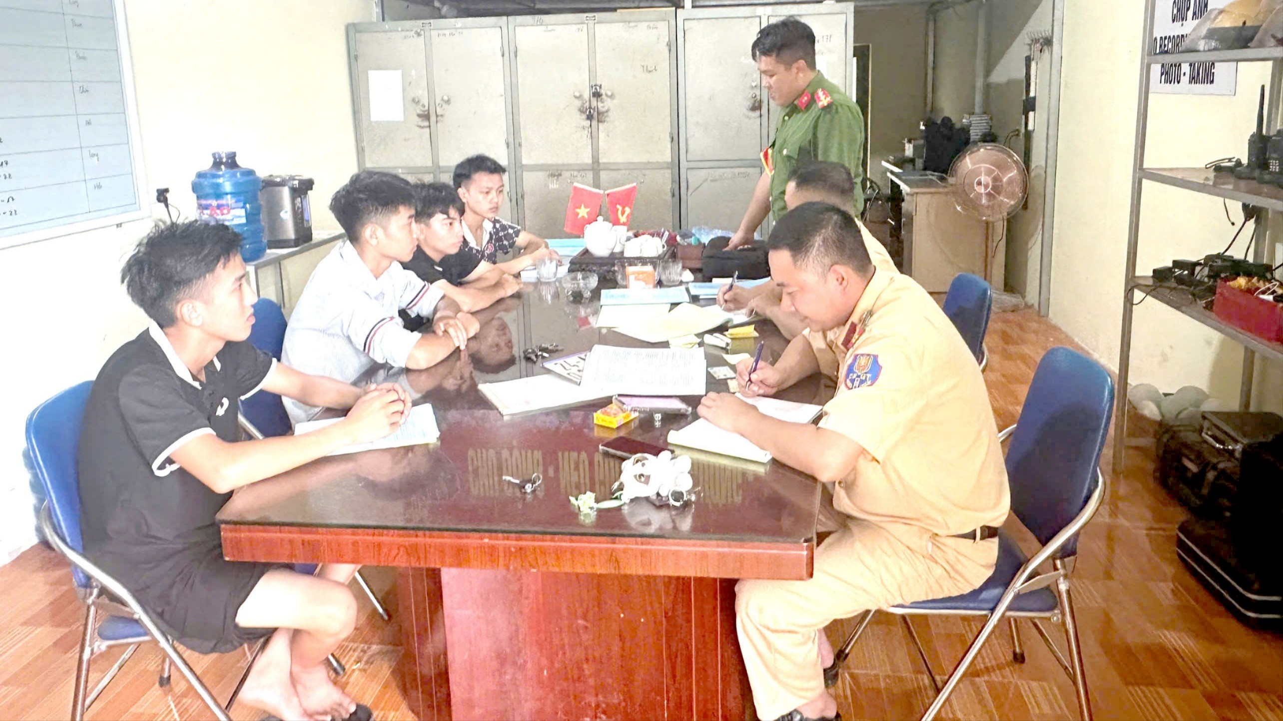 Lực lượng chức năng làm việc cùng các thanh niên vi phạm. xuphat1-6948-9049.jpg