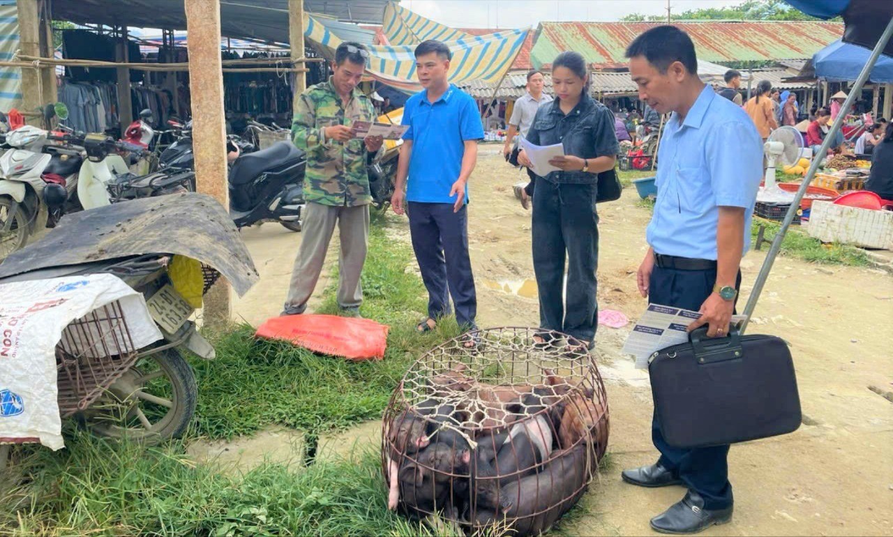 Cán bộ Trạm Dịch vụ hỗ trợ nông nghiệp Lục Yên tuyên truyền các biện pháp phòng chống dịch TLCP tại chợ xã Tân Lĩnh. can-bo-tram-dich-vu-ho-tro-nong-nghiep-luc-yen-tuyen-truyen-cac-ca-nhan-buon-ban-van-chuyen-lon-thuc-hien-nghiem-tuc-cac-bien-phap-phong-chong-benh-tlcp-tai-cho-xa-tan-linh-8203.jpg