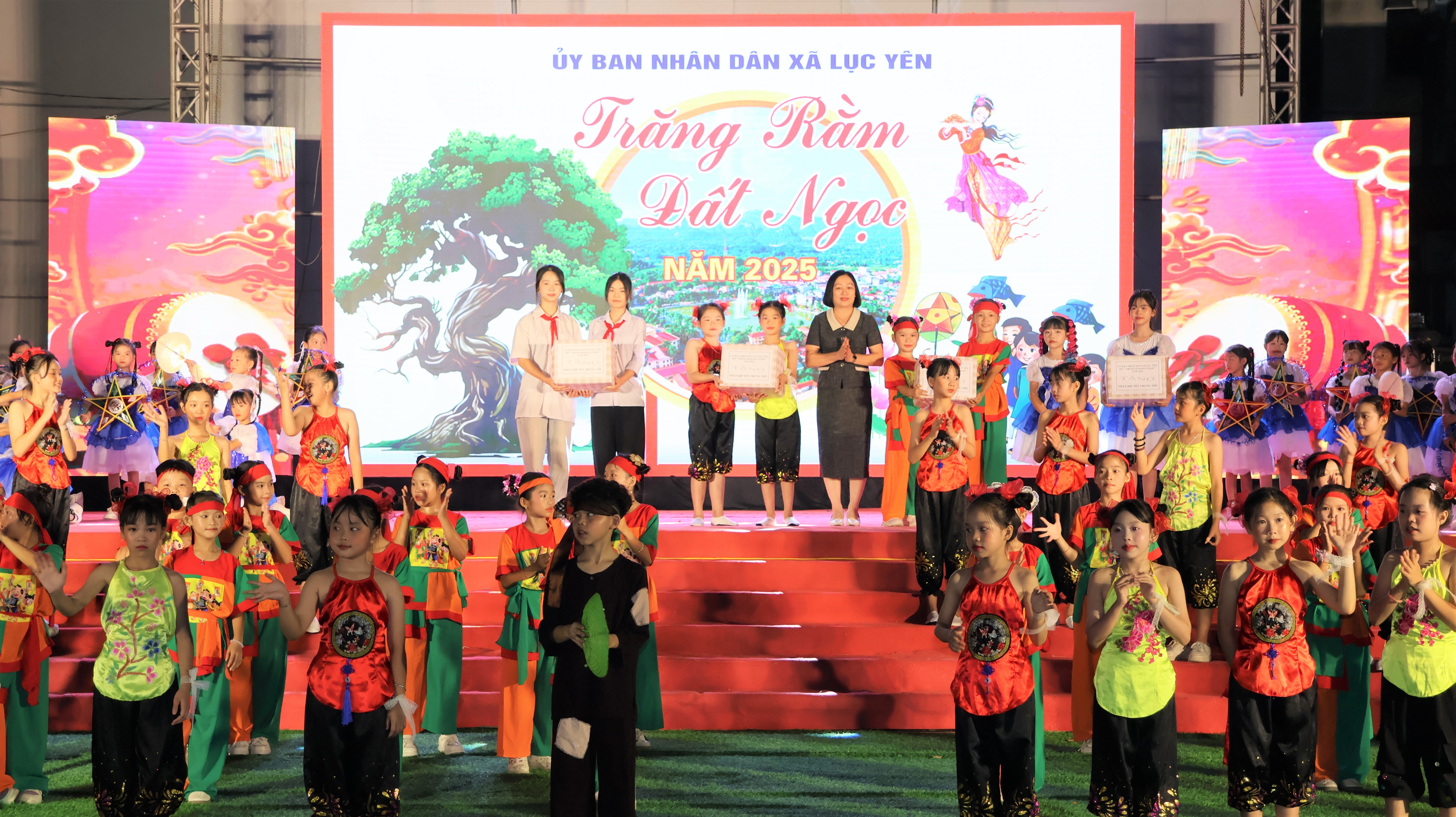 Lãnh đạo UBND xã Lục Yên tặng quà các đội nhảy nhí tại chương trình. Lãnh đạo UBND xã Lục Yên tặng quà các đội nhảy nhí tại chương trình.