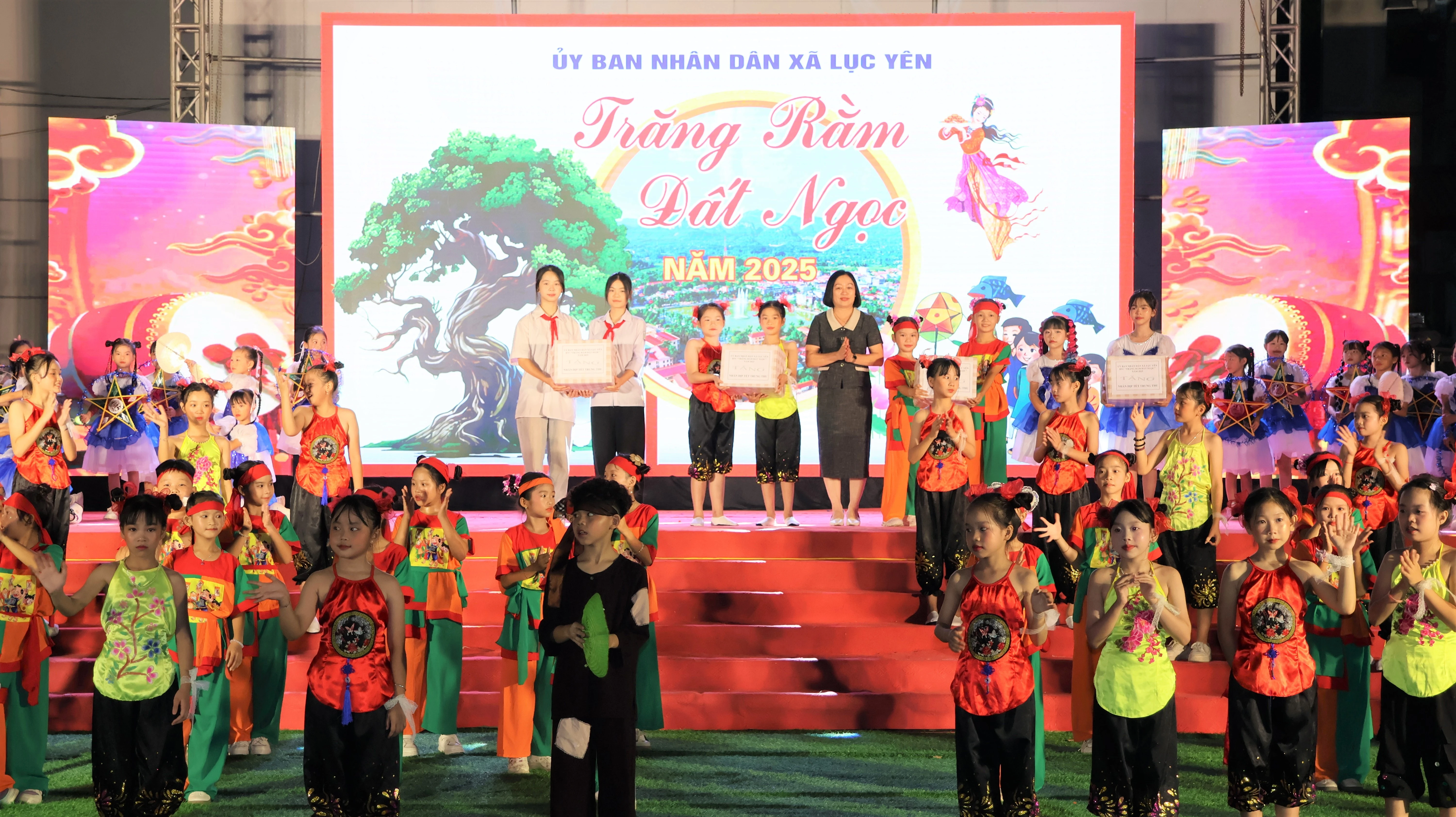 Lãnh đạo UBND xã Lục Yên tặng quà các đội nhảy nhí tại chương trình.