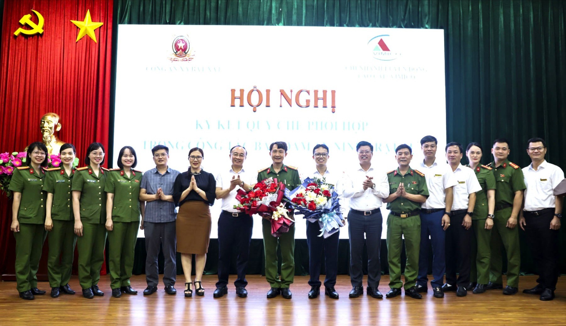 Đại biểu chụp ảnh lưu niệm sau Lễ ký kết. daibieuchupanh-4353.jpg