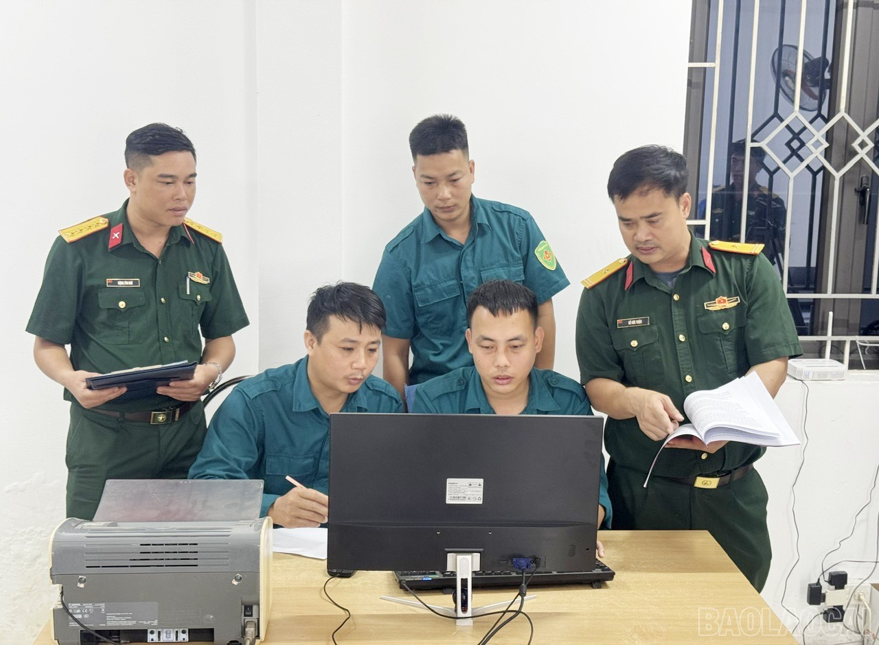 Cán bộ Ban Chỉ huy Phòng thủ khu vực 5 - Mậu A triển khai nhiều giải pháp hỗ trợ các xã, phường theo phương châm “cầm tay chỉ việc”. image.jpg