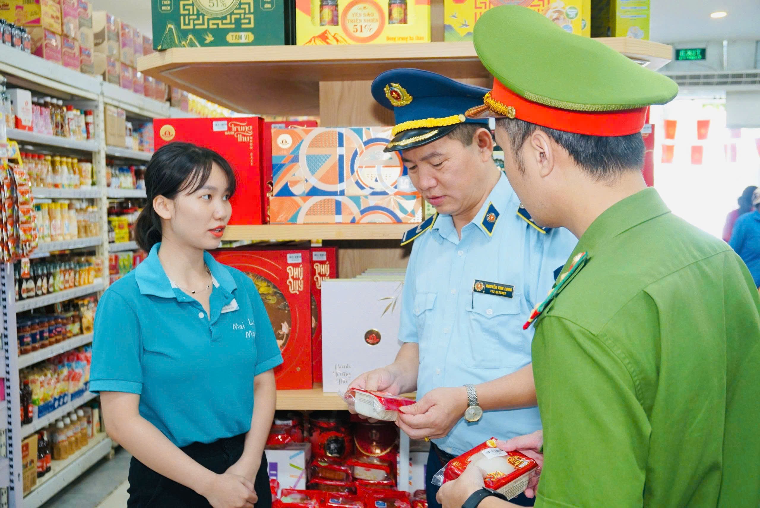 Kiểm tra an toàn thực phẩm tại Siêu thị Mai Long Mart, phường Lào Cai. 2.jpg