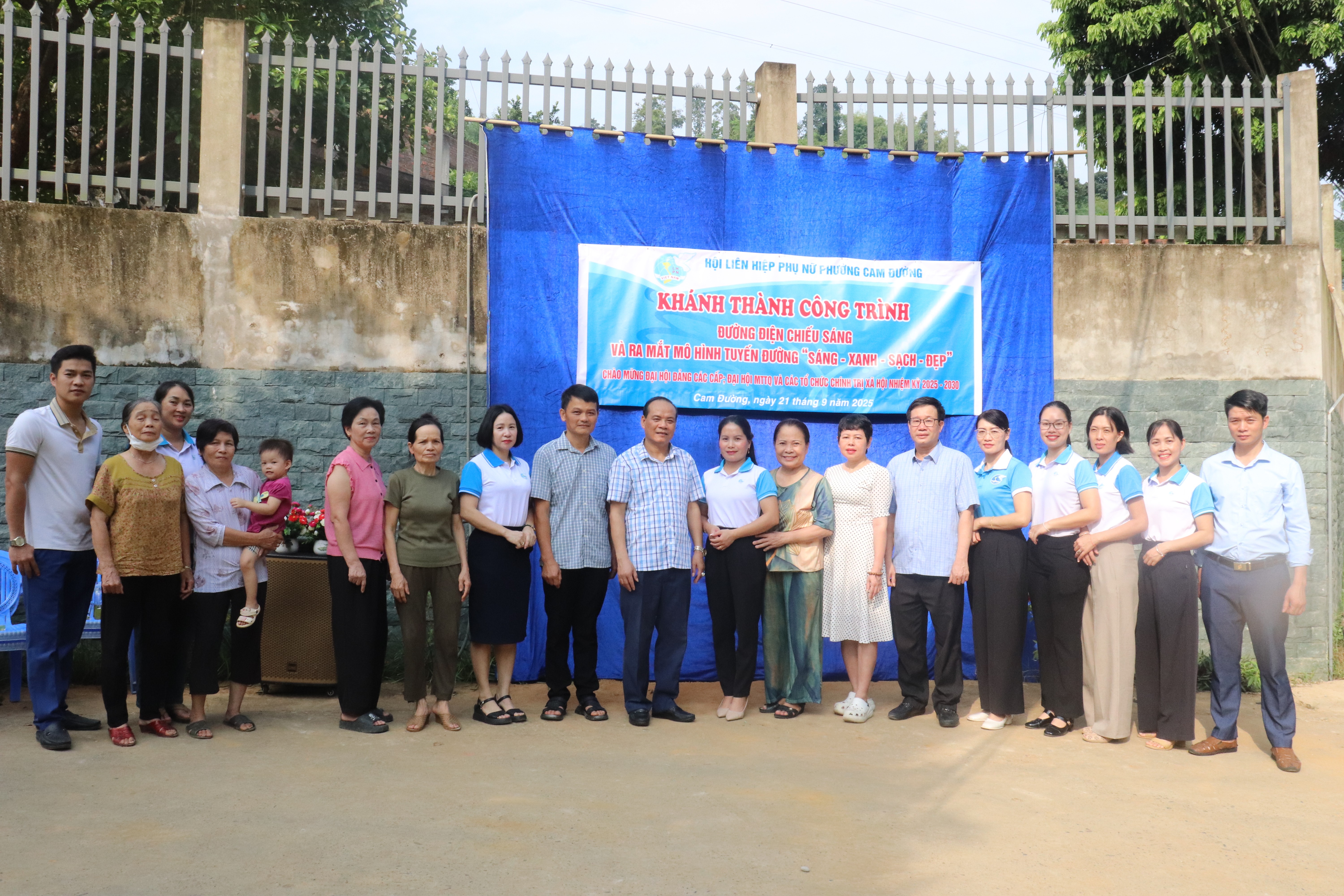 Đại biểu và người dân chụp ảnh lưu niệm tại buổi lễ. anhluuniem.jpg