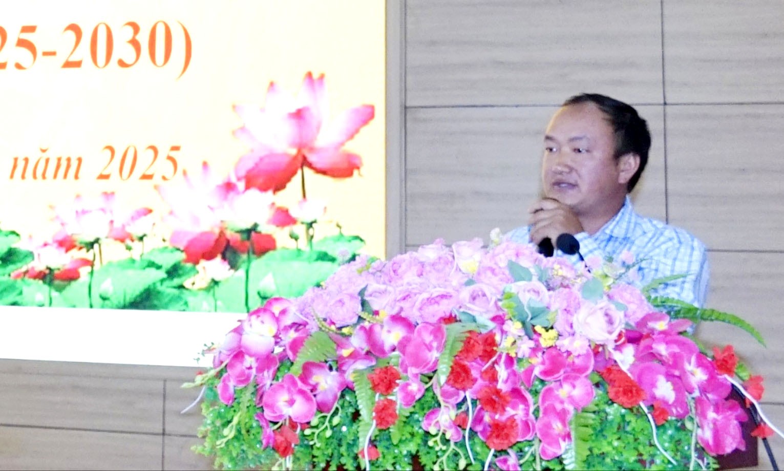 Các đại biểu trình bày tham luận tại hội nghị. thamluan1.jpg