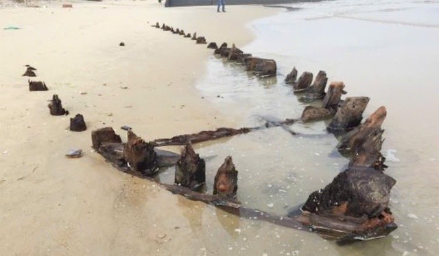 Các giang bằng gỗ bằng lăng với độ dày 11,5–16 cm, khoảng cách không đều, thể hiện kỹ thuật đóng tàu truyền thống.