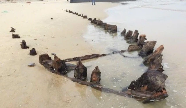 Các giang bằng gỗ bằng lăng với độ dày 11,5–16 cm, khoảng cách không đều, thể hiện kỹ thuật đóng tàu truyền thống.