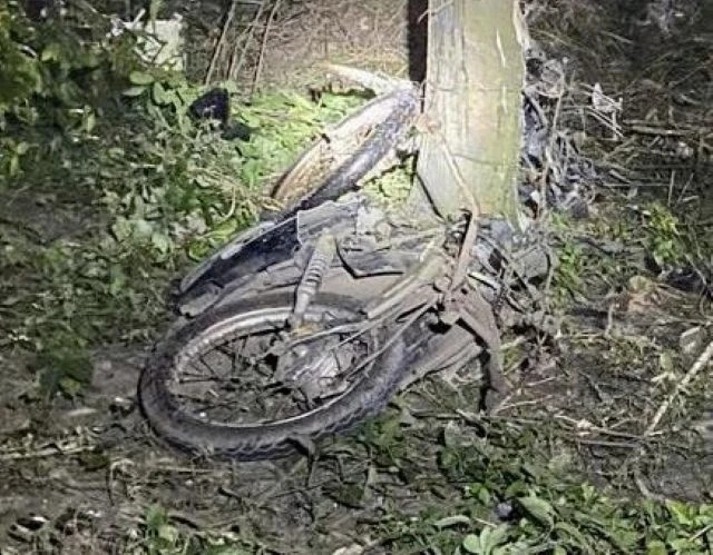 Xe máy biến dạng sau tai nạn.