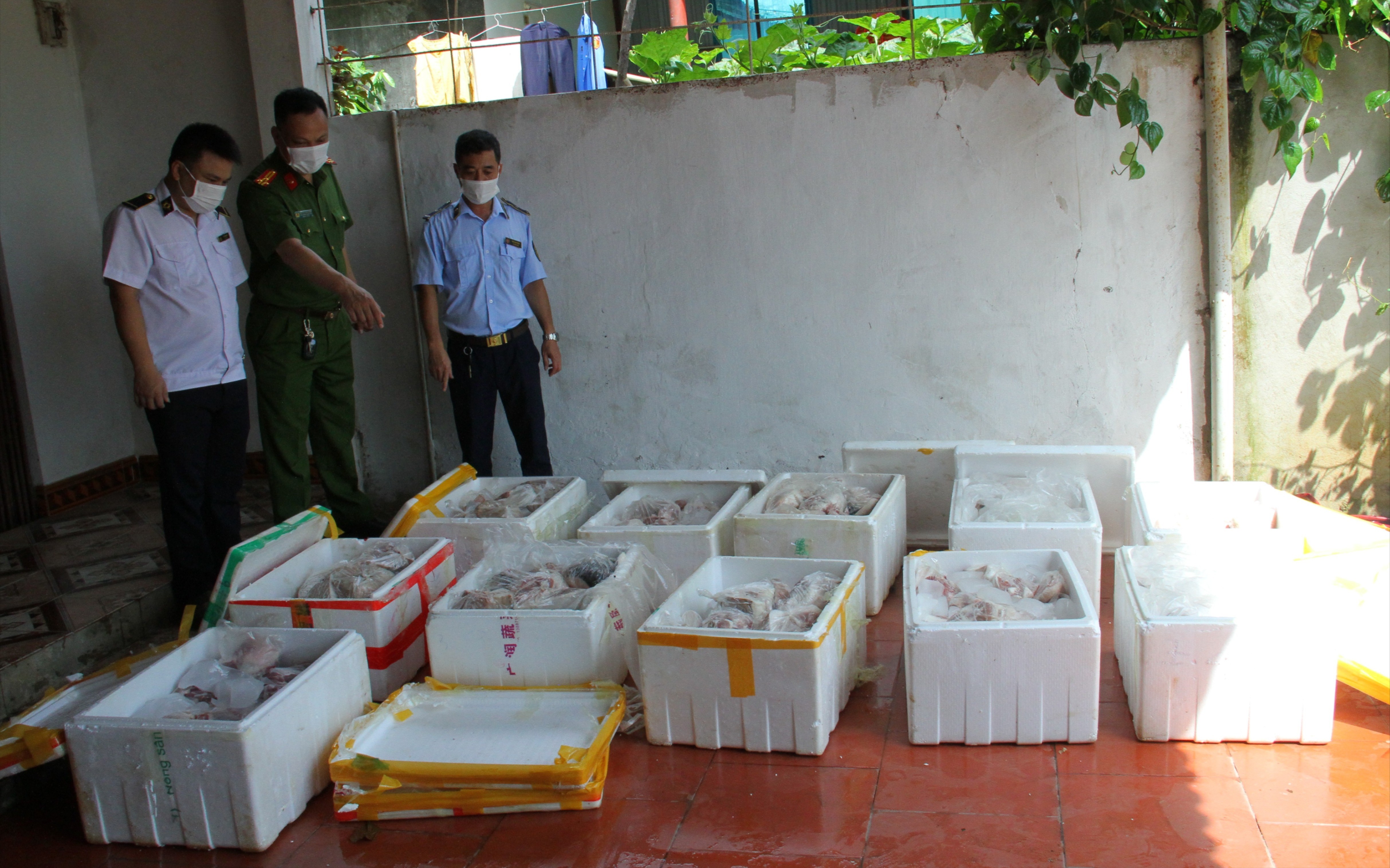 11 thùng thịt bốc mùi hôi thối. 11-thung-thit-boc-mui-hoi-thoi-tai-nha-cua-anh-nguyen-chi-dung-4271.jpg