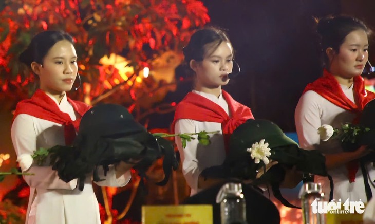 Lời tri ân - Dòng sông hoa lửa diễn ra ngay tại bến phà Long Đại. Lời tri ân - Dòng sông hoa lửa diễn ra ngay tại bến phà Long Đại.