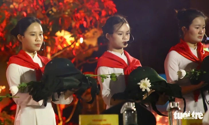 Lời tri ân - Dòng sông hoa lửa diễn ra ngay tại bến phà Long Đại.