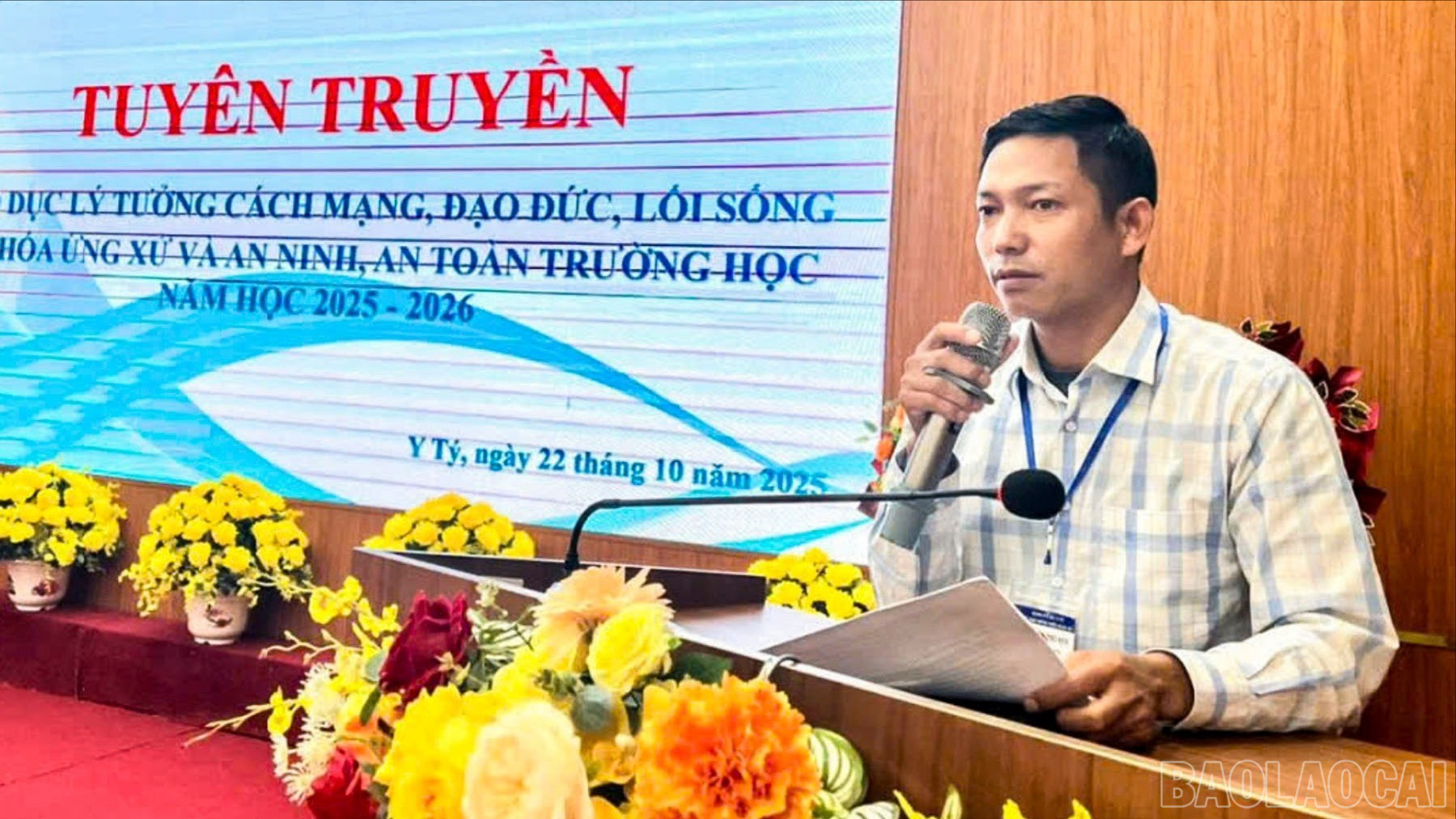 Đại diện Mặt trận Tổ quốc Việt Nam xã Y Tý tuyên truyền, trao đổi với học sinh. baolaocai-br_11-9333.jpg