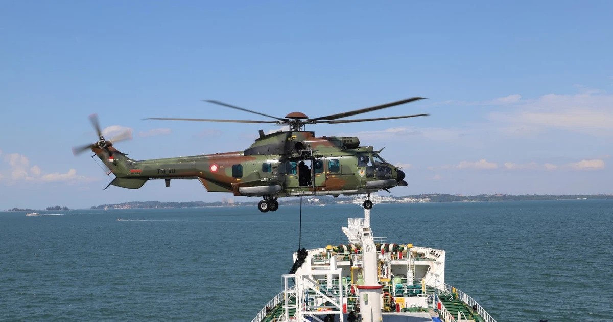 Trực thăng Airbus H225 Caracal thuộc phi đội 8 của Không quân Indonesia trong cuộc tập trận chung giữa Lực lượng Vũ trang Singapore (SAF) và Quân đội Indonesia (TNI) tại vùng biển quanh Batam, quần đảo Riau, từ ngày 2 - 4/6. tap-tran.jpg