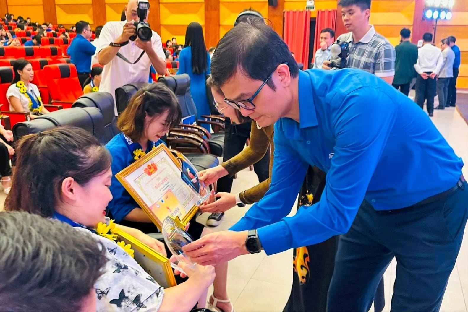 Đồng chí Bùi Quang Huy trao Bằng khen cho thanh niên khuyết tật tiêu biểu.