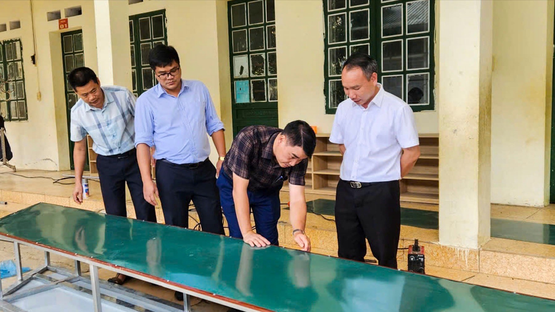 Lãnh đạo xã Trịnh Tường kiểm tra công tác chuẩn bị cơ sở vật chất tại các trường học. 24-8lophoc3-2949.jpg