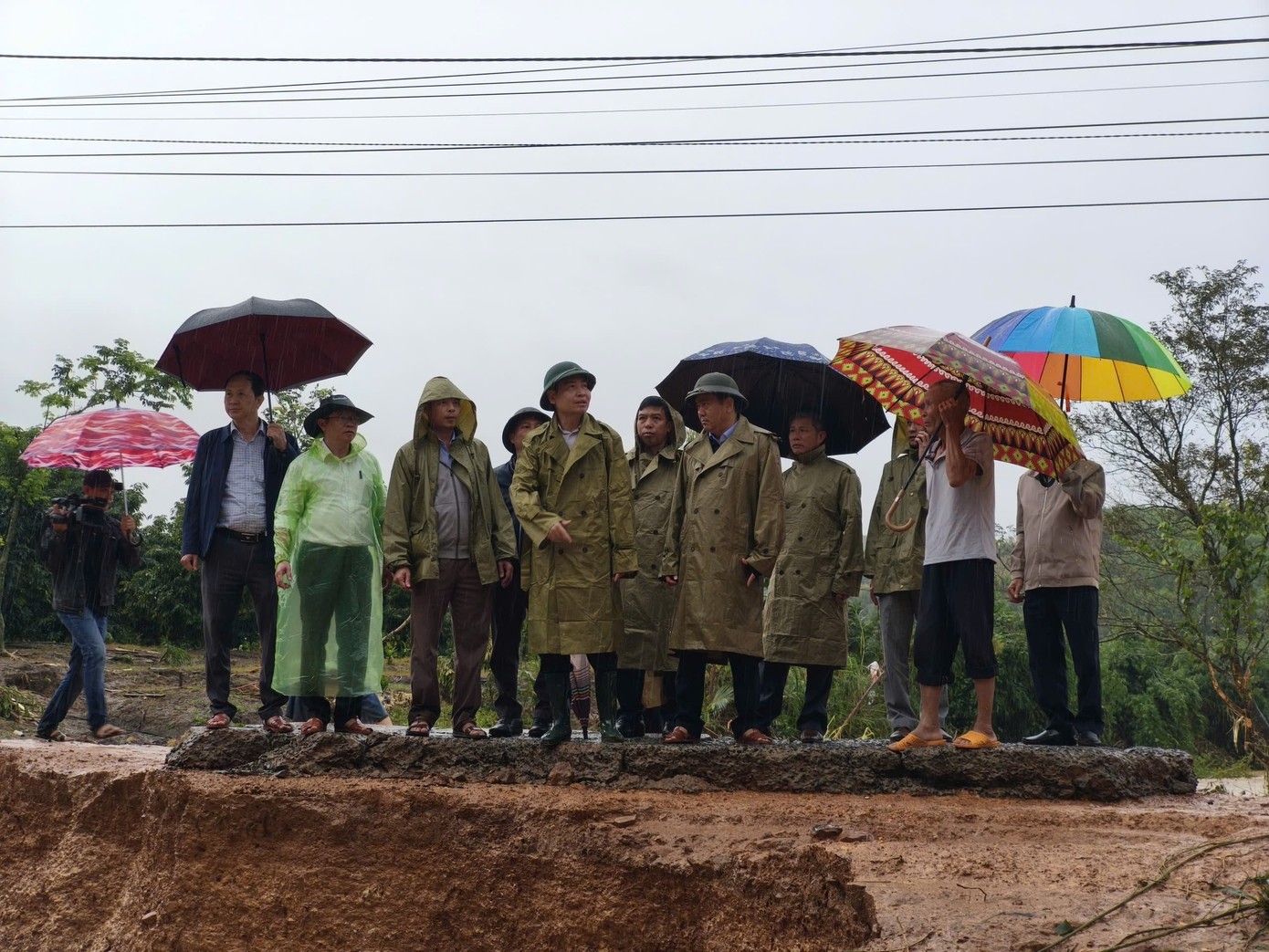 Ông Tạ Anh Tuấn - Chủ tịch UBND tỉnh Đắk Lắk (giữa), đi thực tế khu vực bị ngập úng, chia cắt tại xã Yang Mao.