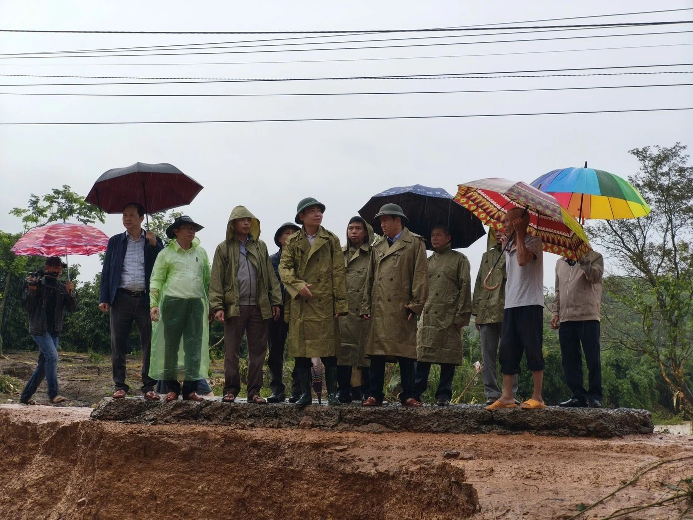 Ông Tạ Anh Tuấn - Chủ tịch UBND tỉnh Đắk Lắk (giữa), đi thực tế khu vực bị ngập úng, chia cắt tại xã Yang Mao.