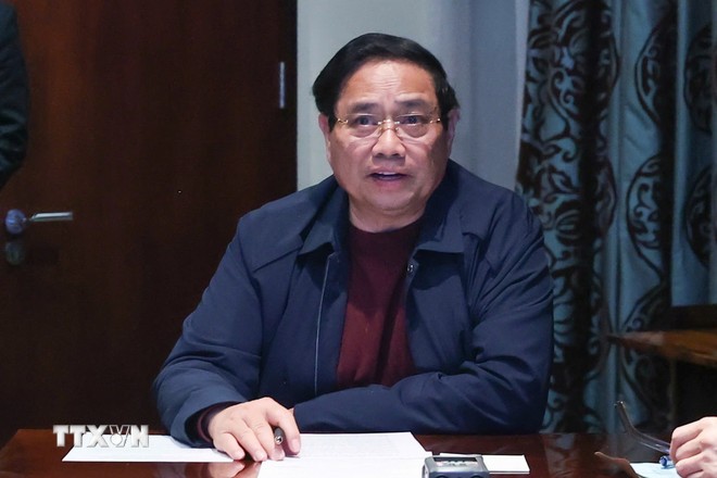 Thủ tướng Phạm Minh Chính chủ trì họp trực tuyến từ Nam Phi, chỉ đạo khắc phục hậu quả mưa lũ.